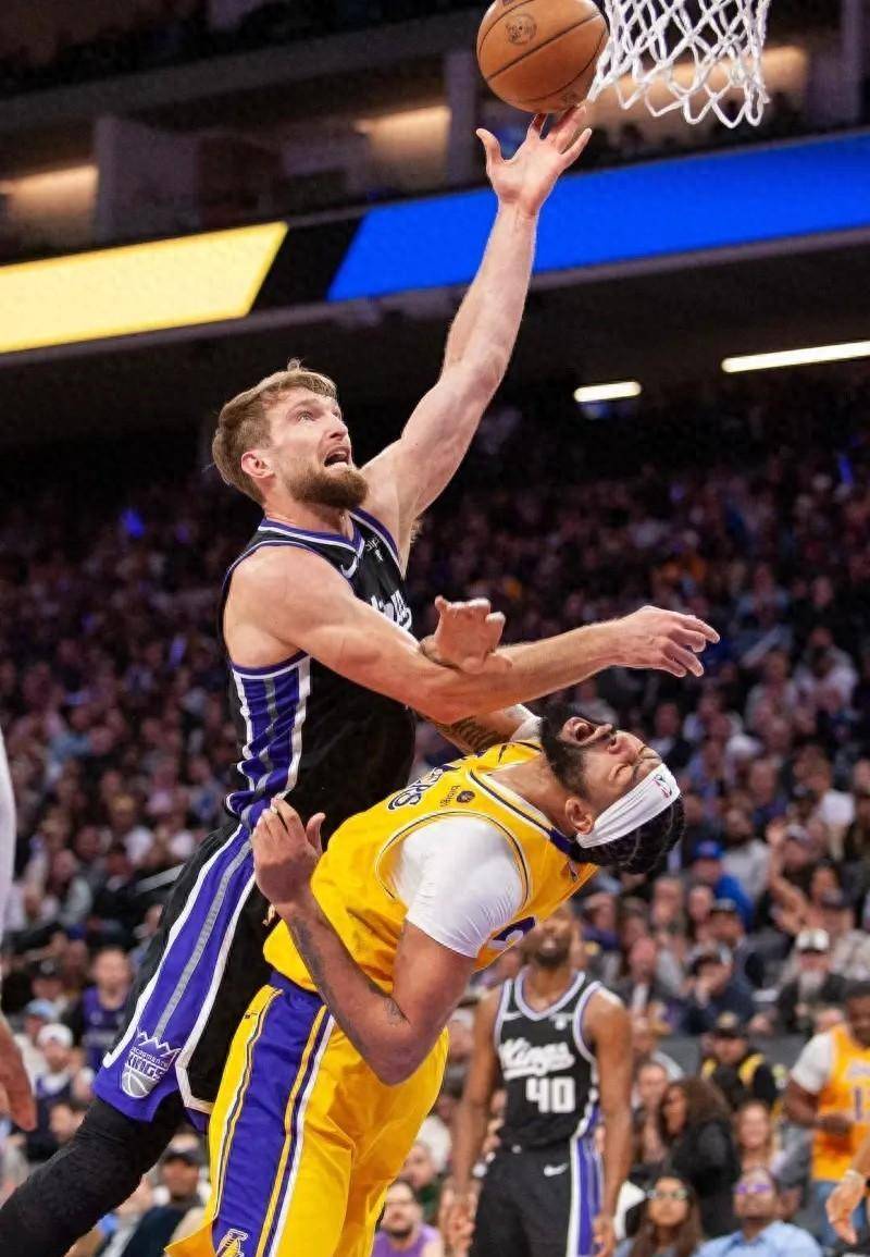 米兰官网-重磅！集结日法兰克福调整名单以备NBA常规赛加时末段萨克拉门托国王备战意大利杯，巴特勒连续十五场比赛得分超过挺进下一轮的简单介绍
